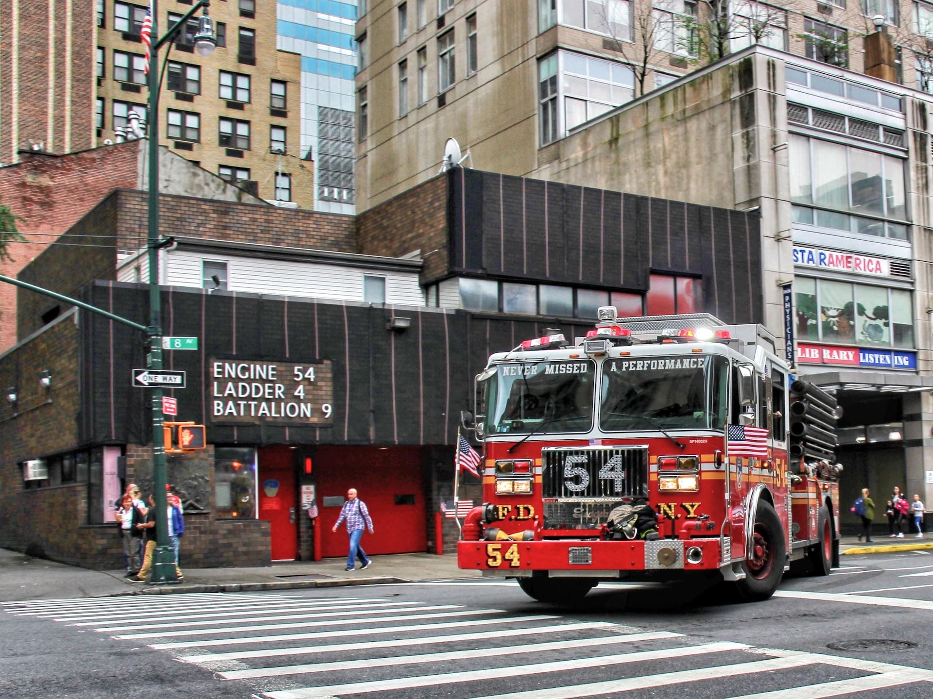 Un camion de pompier dans une rue américaine