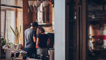 Un couple dans sa cuisine