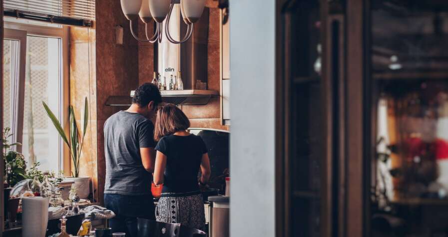 Un couple dans sa cuisine